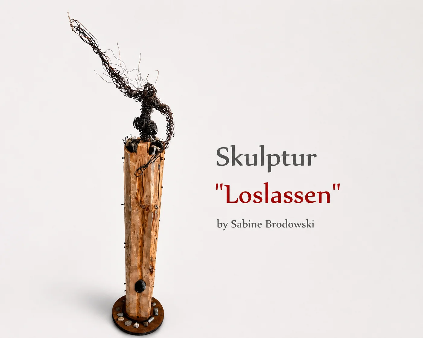 Skulptur &bdquo;Loslassen&ldquo;:  Diese Skulptur thematisiert das Loslassen und zugleich das Vertrauen in neue Wege. Zwischen Spannung und Leichtigkeit entsteht ein Sinnbild f&uuml;r Ver&auml;nderung. Material: Abbruchbalken, Metall, Draht, N&auml;gel, gefilzte Wolle, Stein, Blattgold  (Bild vergr&ouml;&szlig;ern)