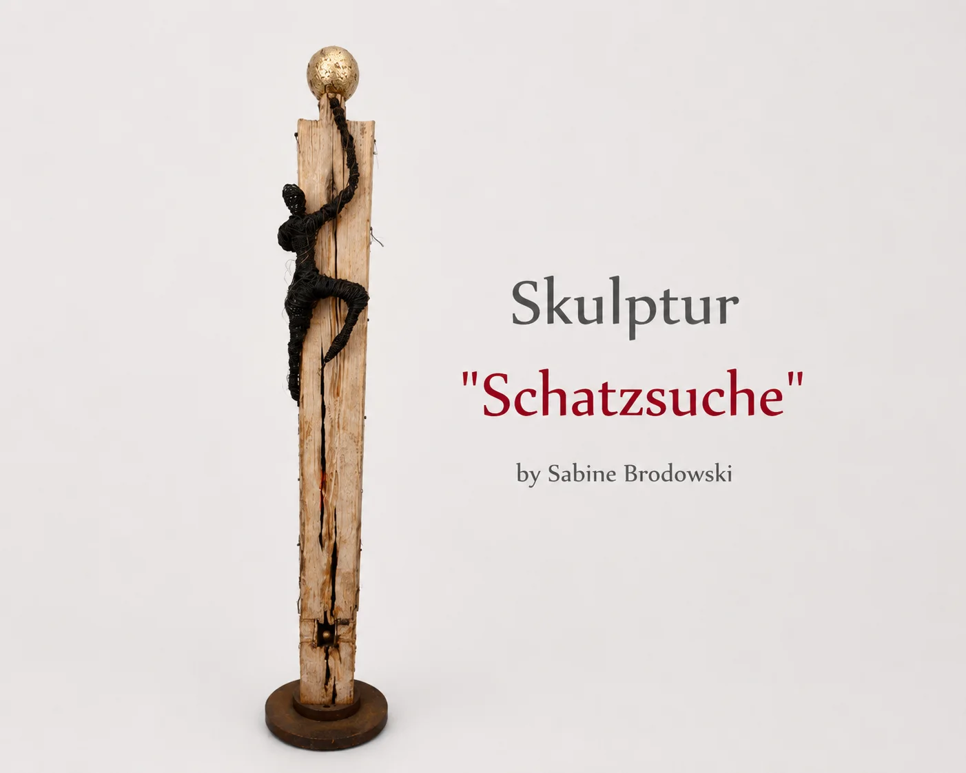 Skulptur &bdquo;Schatzsuche&ldquo;:  Diese Skulptur erz&auml;hlt von der Suche nach dem Schatz im Au&szlig;en &ndash; und vom Finden der eigenen inneren Kraft. Ein Sinnbild f&uuml;r Wachstum, Sehnsucht und Erkenntnis. Material: Abbruchbalken, Metall, Draht, gefilzte Wolle, Blattgold, N&auml;gel  (Bild vergr&ouml;&szlig;ern)