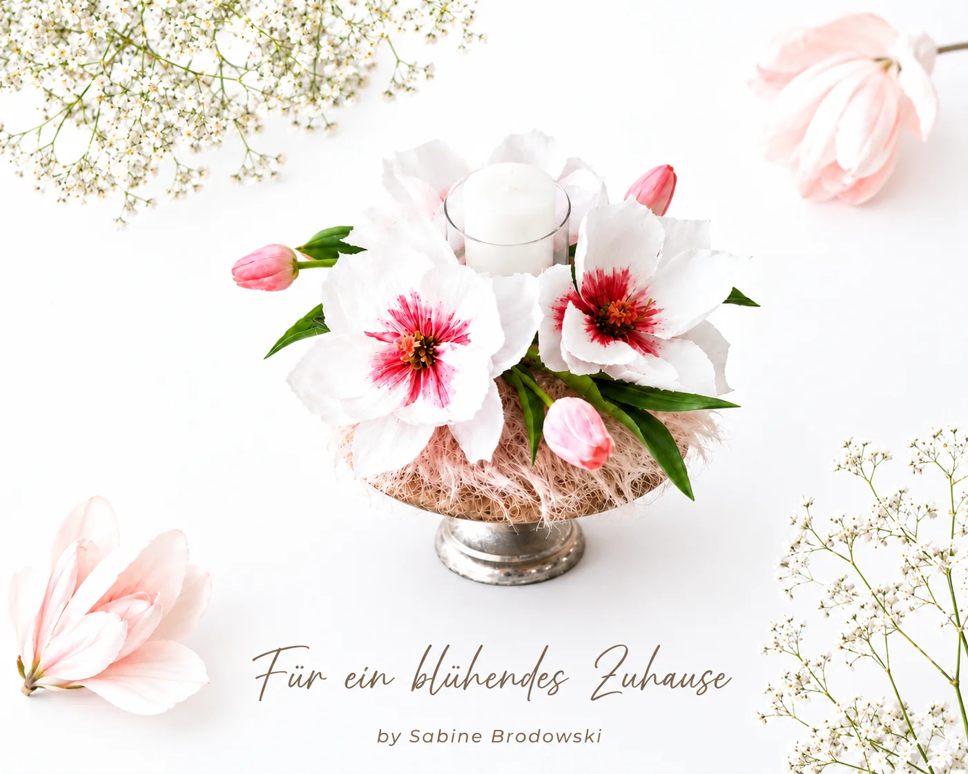 Elegantes Gesteck mit handgefertigten Magnolienbl&uuml;ten &ndash; ein stilvoller Blickfang f&uuml;r ein bl&uuml;hendes Zuhause.  (Bild vergr&ouml;&szlig;ern)