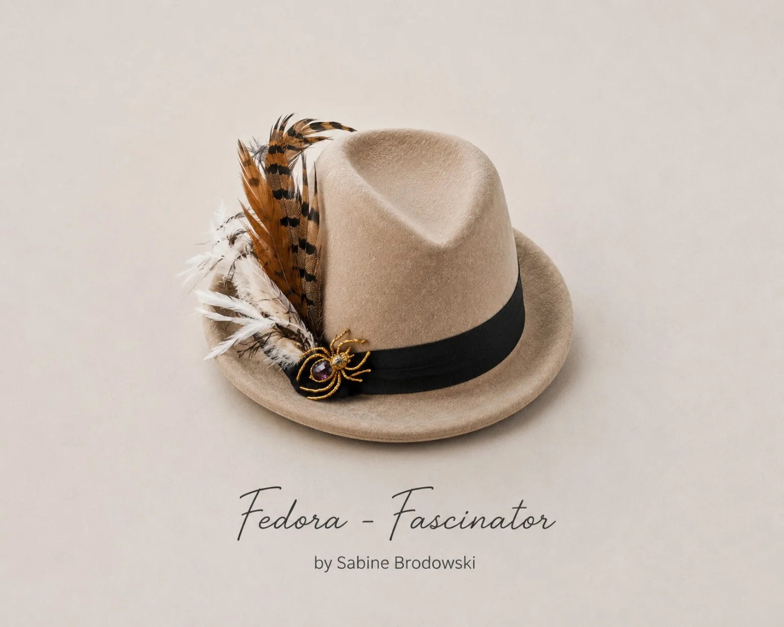 Fedora &ndash; Fascinator Mini-Fedora aus feinem Wollfilz mit Federkomposition und dekorativer Brosche. Klassische Eleganz trifft auf verspielte Raffinesse und verleiht jedem Outfit eine individuelle Note. Foto: Sabine Brodowski  (Bild vergr&ouml;&szlig;ern)