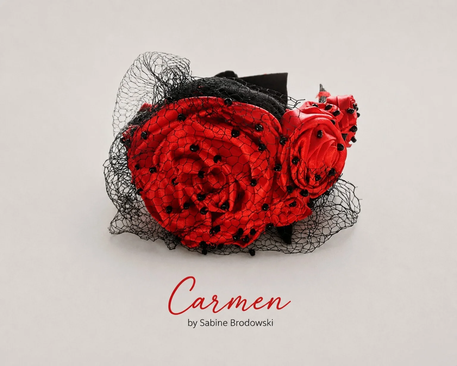 Carmen Handgefertigte Seidenrosen und feiner Schleier vereinen sich zu einer ausdrucksstarken Bl&uuml;tenkomposition. Elegant, feminin und voller Pers&ouml;nlichkeit. Foto: Sabine Brodowski  (Bild vergr&ouml;&szlig;ern)