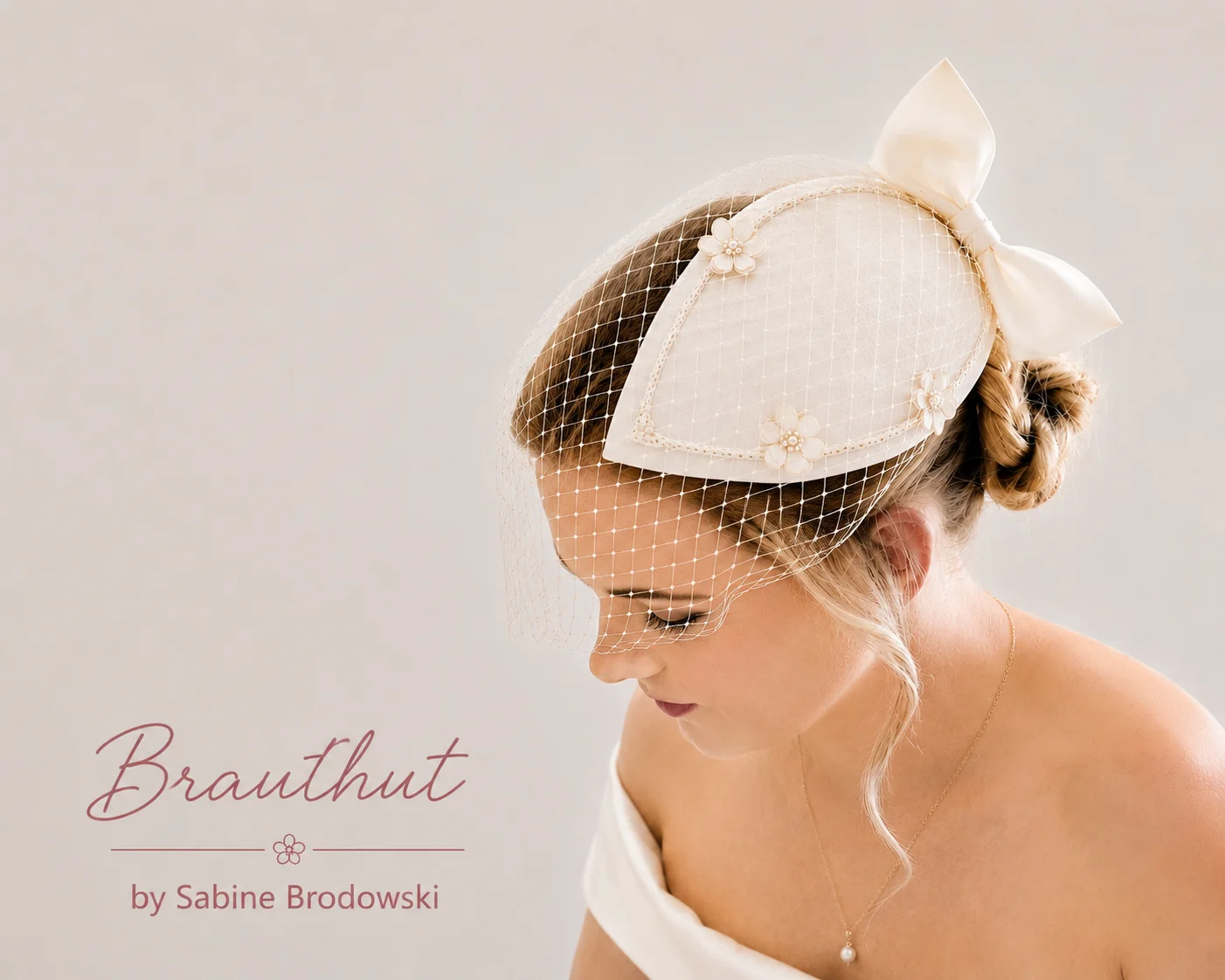 Brauthut &ndash; Von Mutter zu Tochter Neu gestaltet aus dem Fascinator der Mutter verbindet dieser Brauthut Generationen. Ein Symbol f&uuml;r Liebe, Erinnerung und famili&auml;re Verbundenheit. Foto/ Braut: C. Kahle  (Bild vergr&ouml;&szlig;ern)
