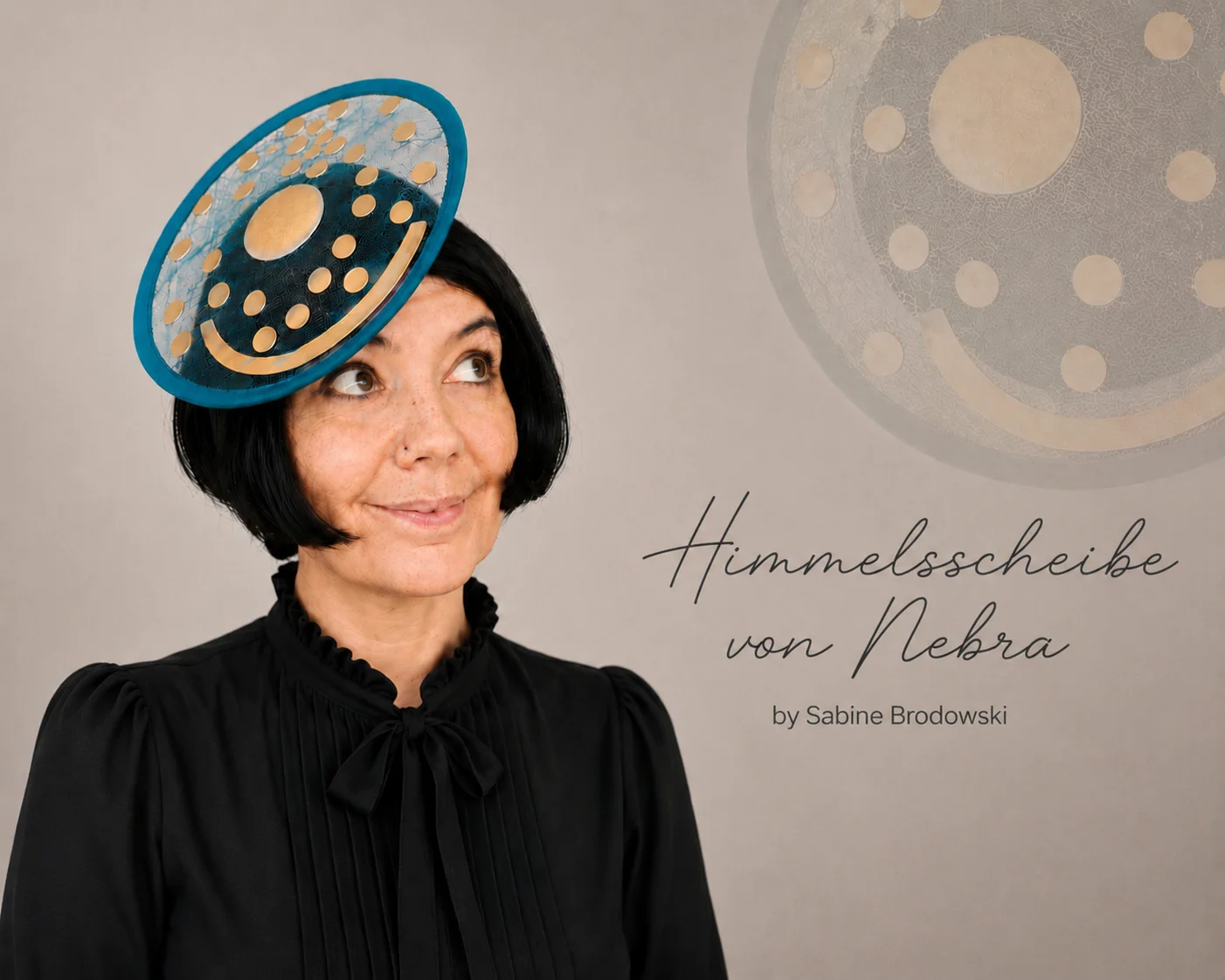 Himmelsscheibe von Nebra Ein tragbares Kunstobjekt, inspiriert von einem der bedeutendsten Zeugnisse fr&uuml;her Himmelsbeobachtung. Schimmernde goldene Akzente und transparente Leichtigkeit lassen ein St&uuml;ck Universum auf dem Kopf entstehen. Foto: Sabine Brodowski  (Bild vergr&ouml;&szlig;ern)