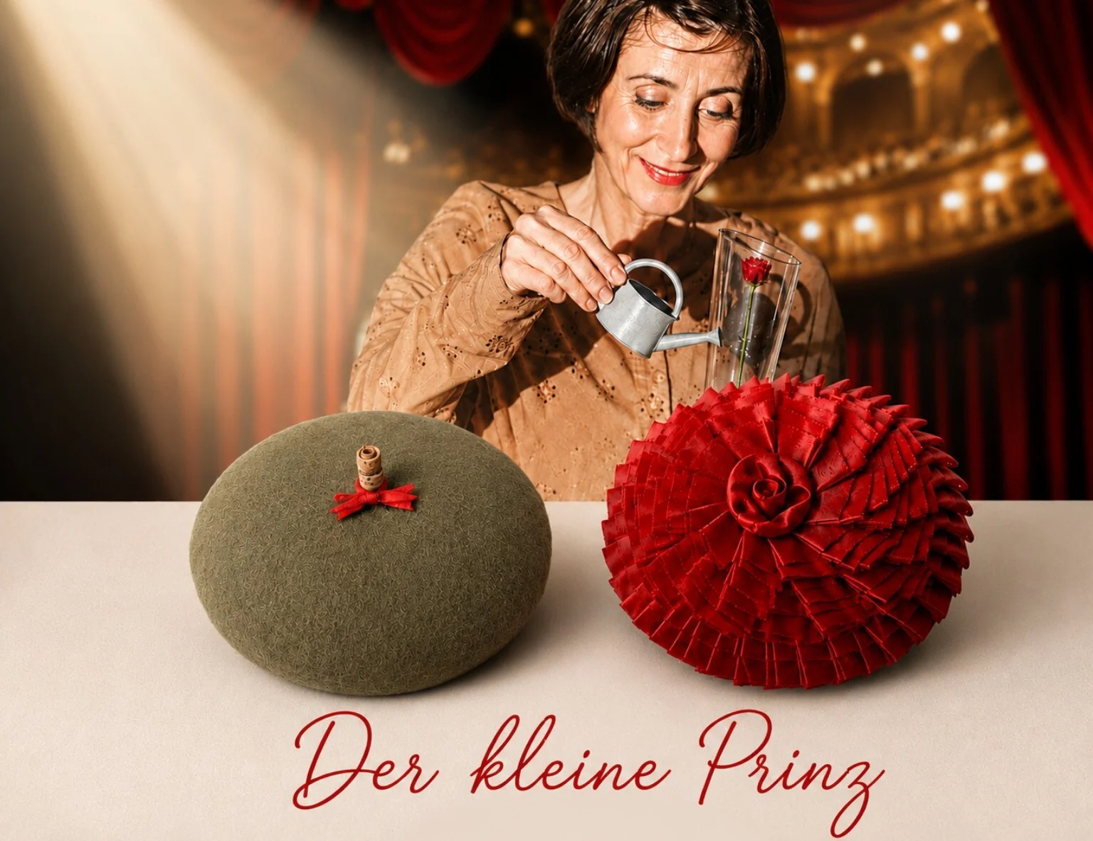 Der kleine Prinz Entworfen f&uuml;r das Figurentheaterst&uuml;ck &bdquo;Der kleine Prinz unterwegs zu den Sternen&ldquo;, erz&auml;hlt dieser Fascinator eine Geschichte von Fantasie und Verwandlung. Mit einer Drehung &ouml;ffnet sich sein Inneres zu einer roten Rose &ndash; als Hommage an die zentrale Symbolfigur des ber&uuml;hmten M&auml;rchens. Fotocollage: Sabine Brodowski Flyer: Figurentheater Weidringer  (Bild vergr&ouml;&szlig;ern)