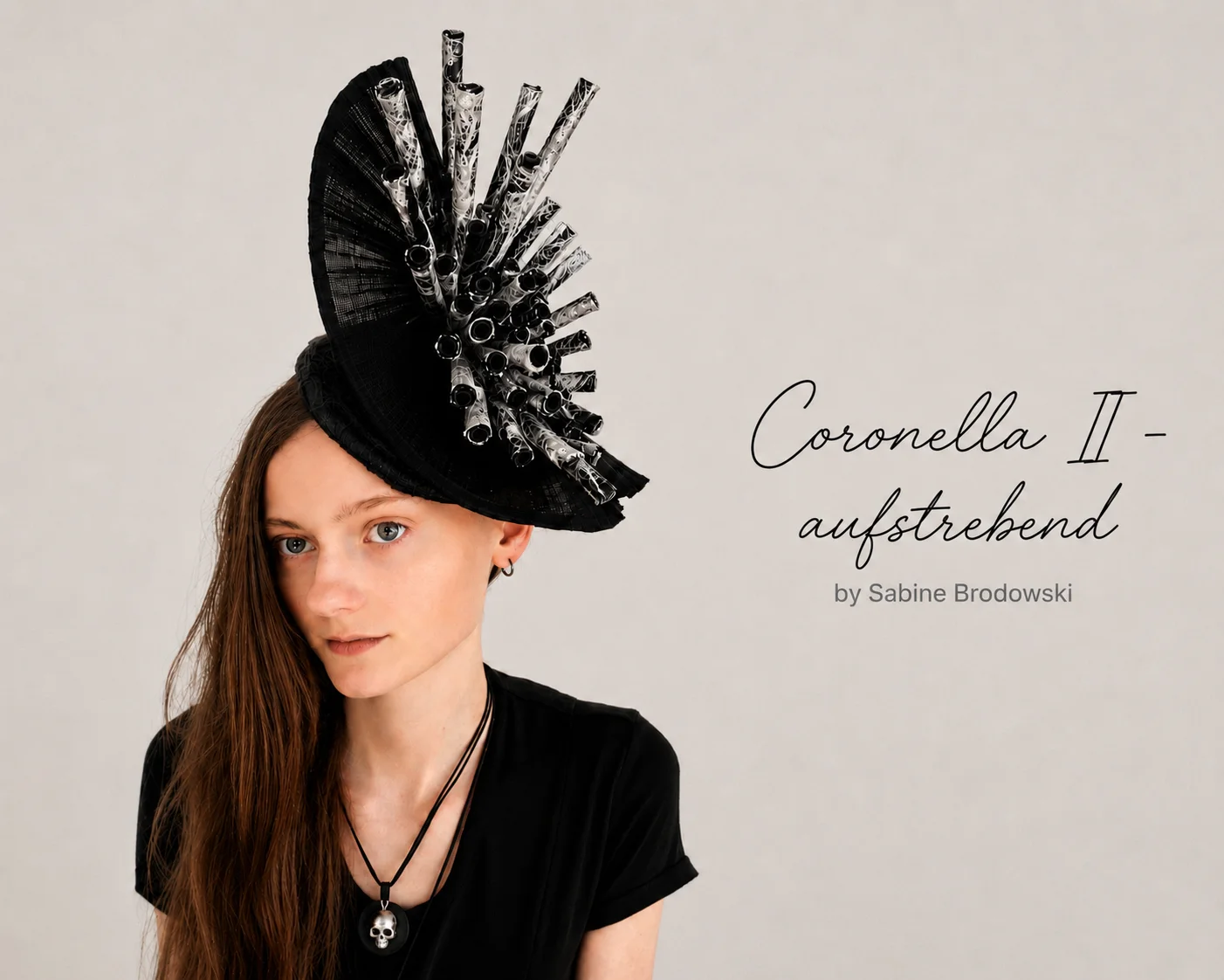 Coronella II &ndash; aufstrebend Wie eine Krone &ouml;ffnet sich dieser Fascinator dem Licht entgegen und steht f&uuml;r Zuversicht, Entwicklung und neue Perspektiven. Klare Linien und organische Formen verbinden sich zu einem ausdrucksstarken Kunstobjekt voller Dynamik und Lebendigkeit. Foto: Sabine Brodowski Model: Lilith  (Bild vergr&ouml;&szlig;ern)