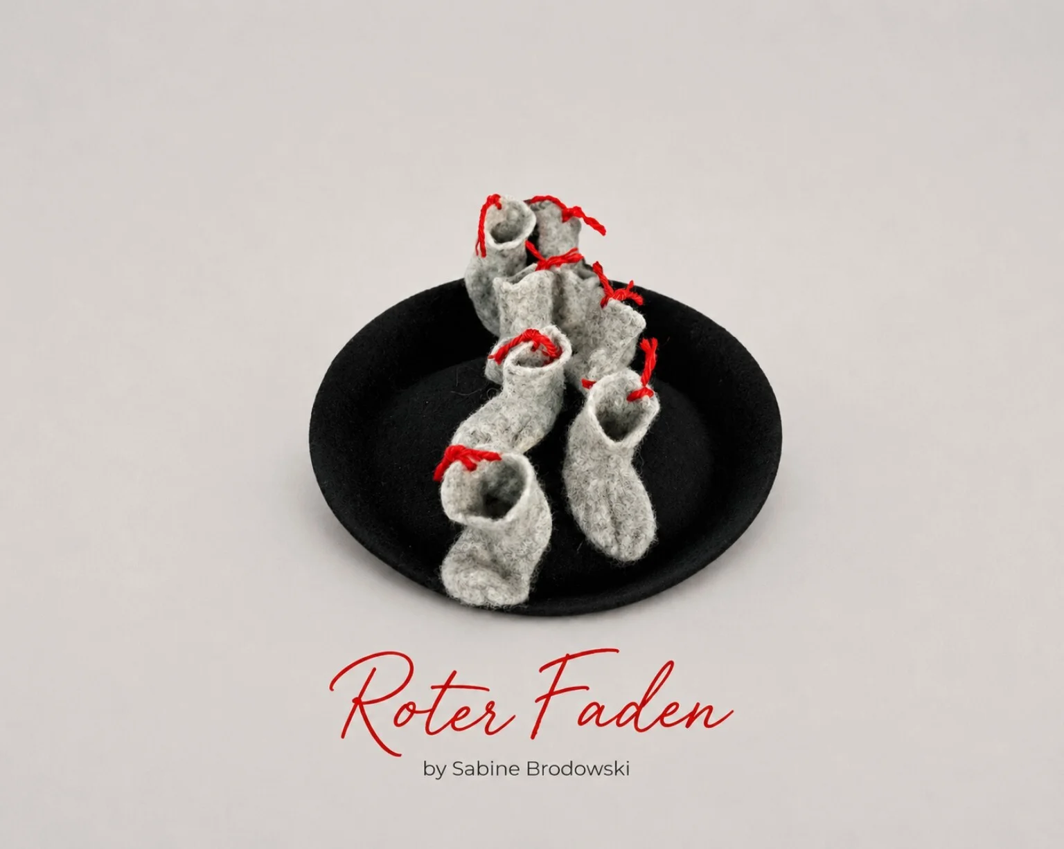 Roter Faden Entstanden f&uuml;r das 1. Maschenfest in Apolda und inspiriert von der regionalen Textiltradition. Ein poetisches Sinnbild f&uuml;r Verbundenheit, Aufbruch und die Wege, die uns miteinander verbinden. Foto: Sabine Brodowski  (Bild vergr&ouml;&szlig;ern)