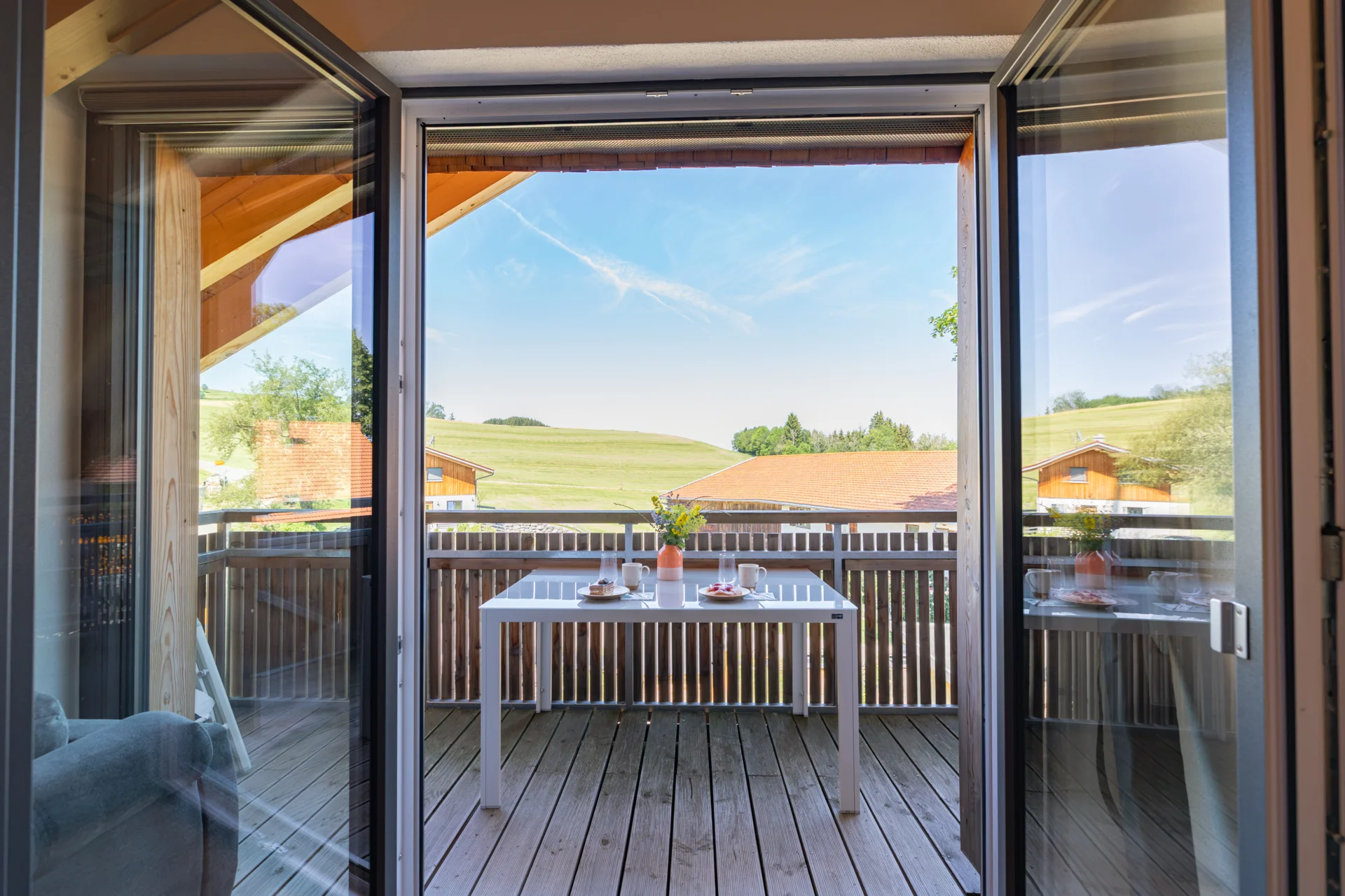 Balkon Blick zur Aussicht  (Bild vergr&ouml;&szlig;ern)