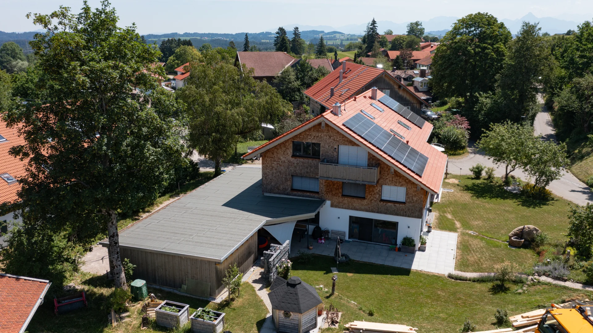 Luftaufnahme des Hauses aus Westen  (Bild vergr&ouml;&szlig;ern)