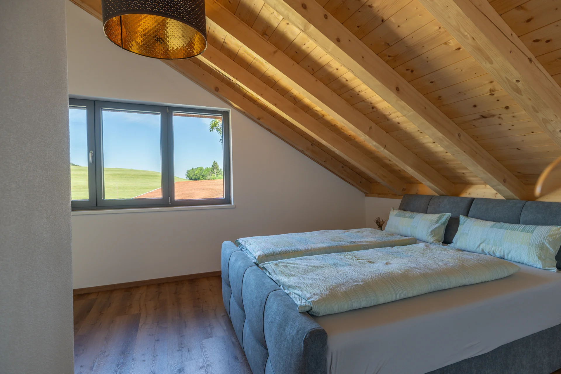 Schlafzimmer Blick Richtung Fenster  (Bild vergr&ouml;&szlig;ern)