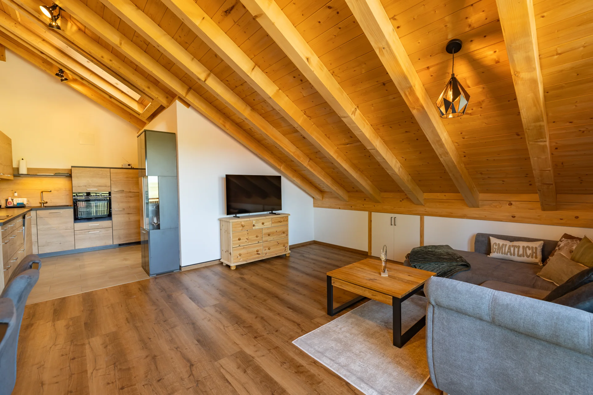 Wohnzimmer Blick in K&uuml;che  (Bild vergr&ouml;&szlig;ern)
