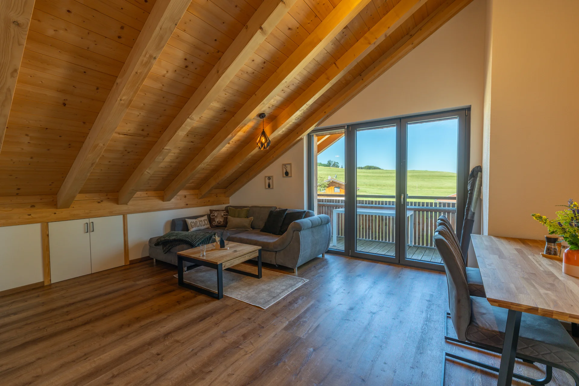 Wohnzimmer und Essbereich  (Bild vergr&ouml;&szlig;ern)