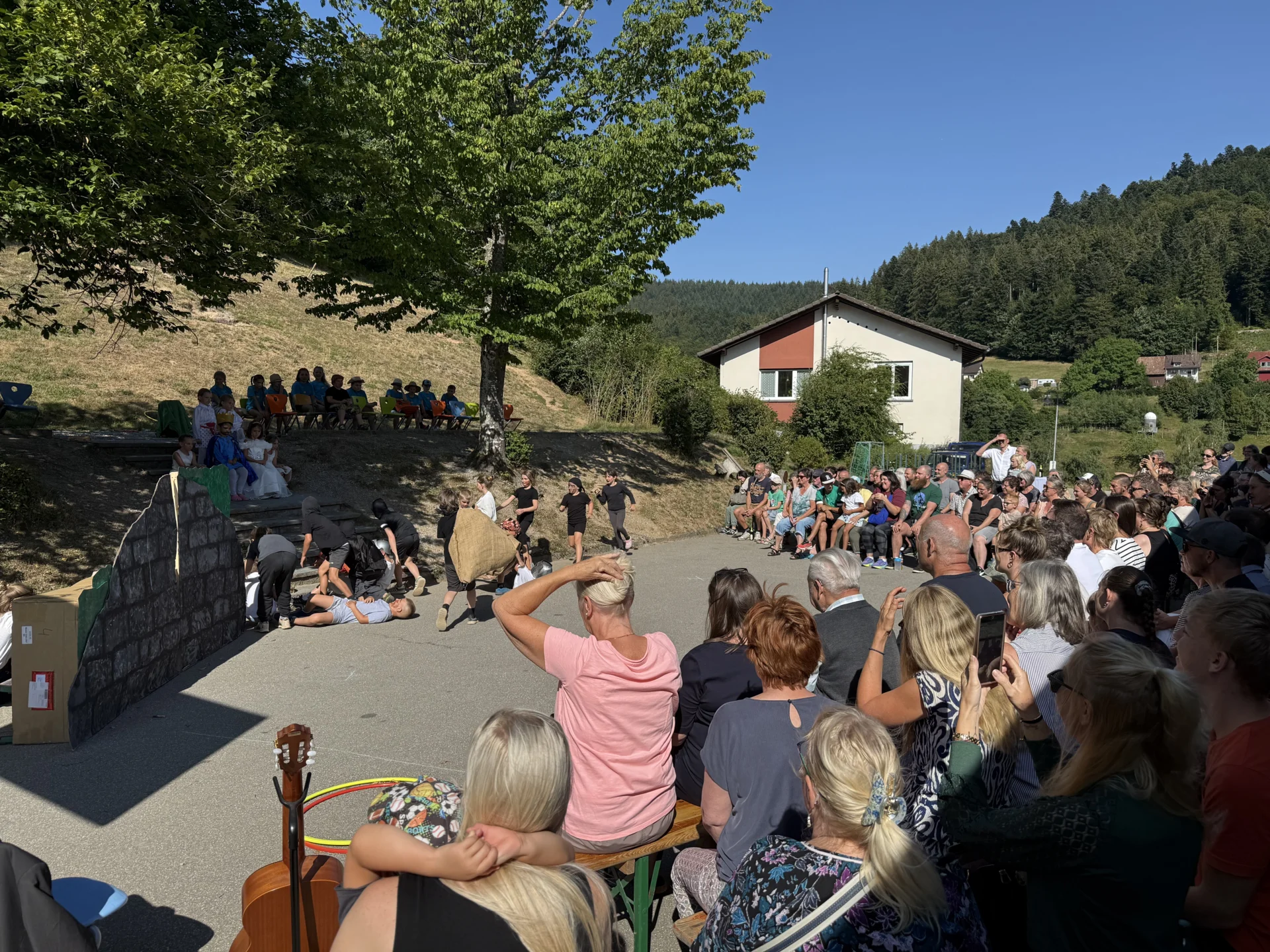 Sehr viele G&auml;ste beim Schulfest  (Bild vergr&ouml;&szlig;ern)