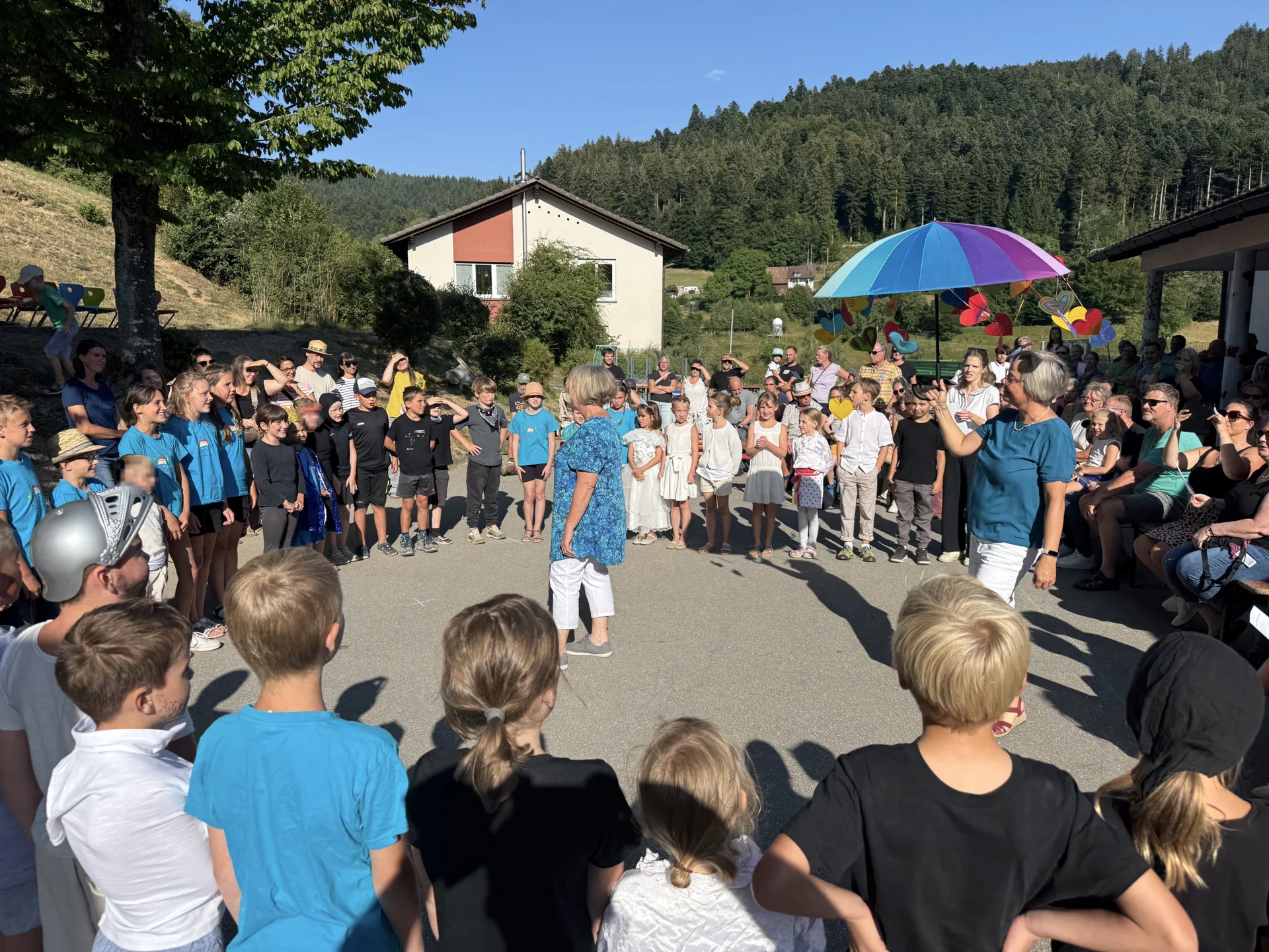 Verabschiedung von Frau Ro&szlig;kopf durch die ganze Schulgemeinschaft  (Bild vergr&ouml;&szlig;ern)