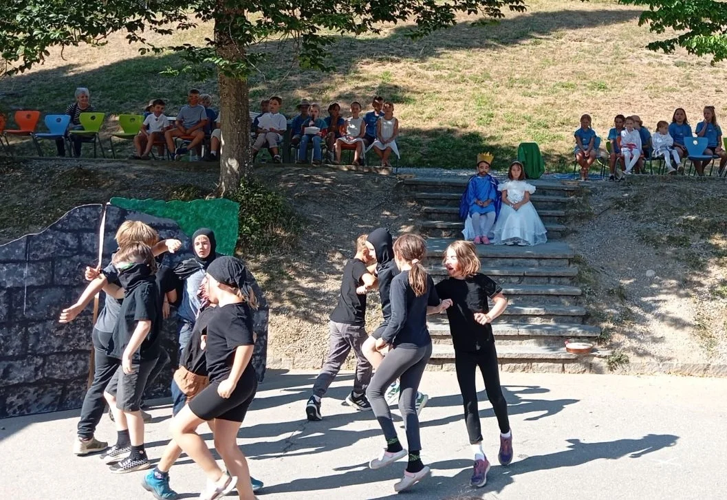 Theaterst&uuml;ck "Sesam &ouml;ffne dich" der Klassen 1 und 2  (Bild vergr&ouml;&szlig;ern)