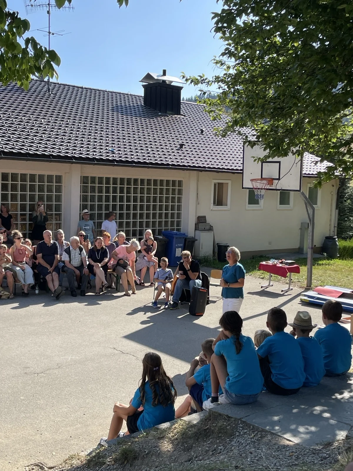 Verabschiedung der Viertkl&auml;ssler/innen durch ihre Klassenlehrerin Frau Mucha  (Bild vergr&ouml;&szlig;ern)