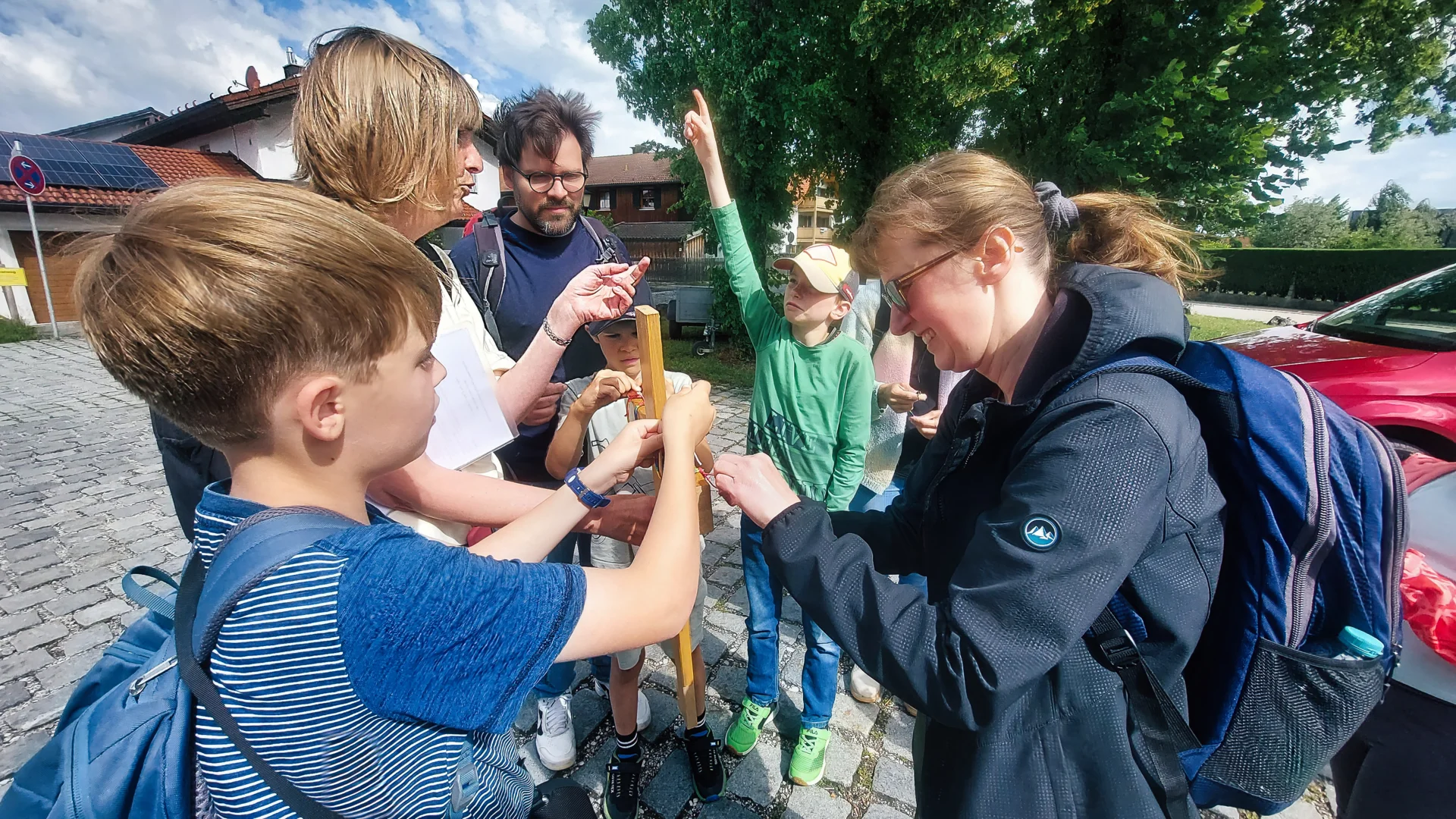 Ein Holzkreuz wird ... 