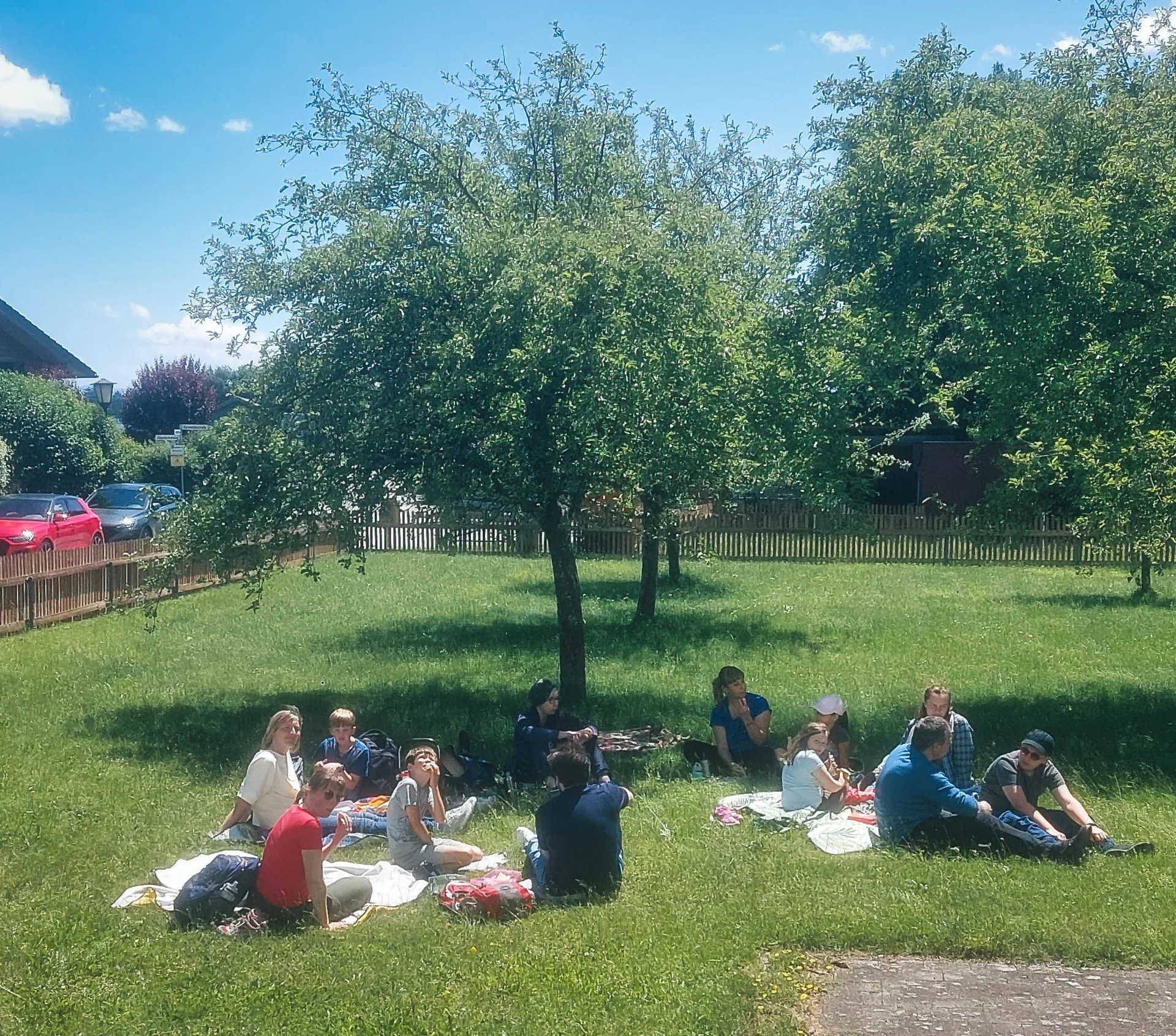 Ausklang mit einem Picknick im Pfarrgarten 