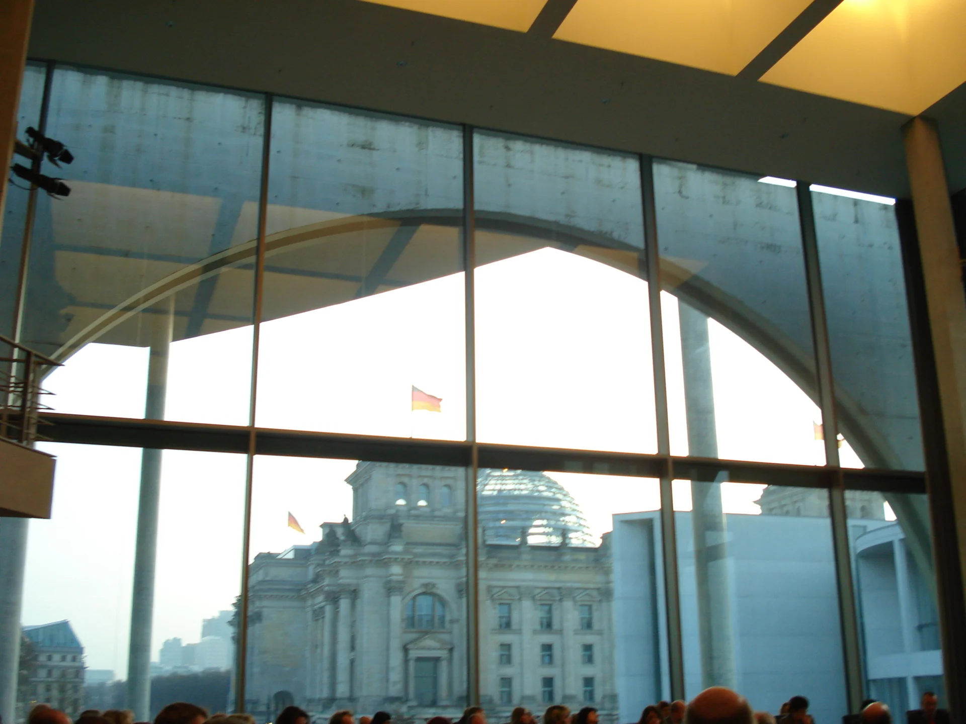 im Marie-Elisabeth-L&uuml;ders-Haus mit Blick auf den Reichstag Copyright:Berlineben  (Bild vergr&ouml;&szlig;ern)
