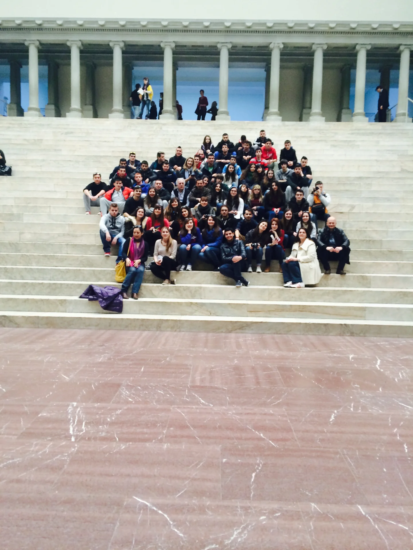 mit einer Schulklasse am Pergamon Altar Copyright Berlineben  (Bild vergr&ouml;&szlig;ern)
