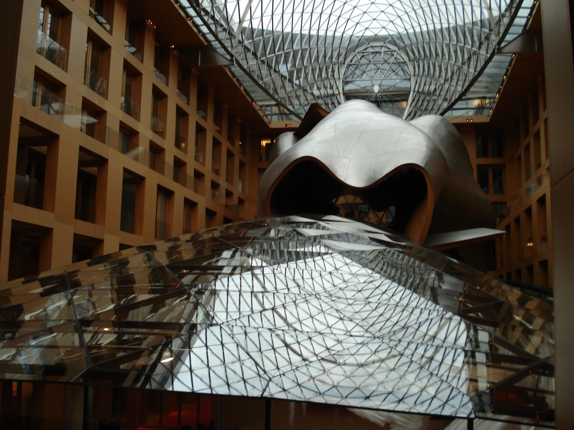 "imploded Gehry" at Pariser Platz 3  (Bild vergr&ouml;&szlig;ern)