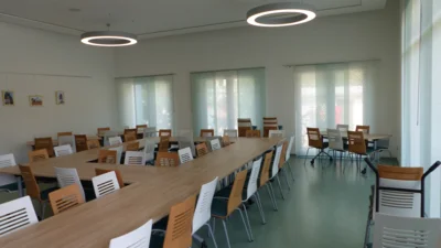 Vorschaubild: Der große Vereinssaal mit Klapptischen und Stühlen eingeräumt.