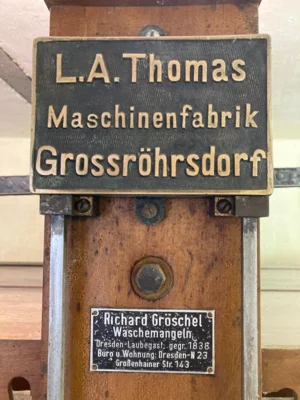 Vorschaubild: Zwei Firmenschilder von Mangelherstellern