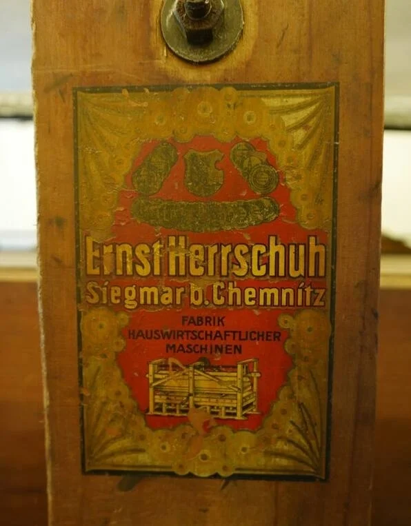 Bild: Firmenschild mit königlichen Siegeln fürs Patent der Scherenschutzgittern