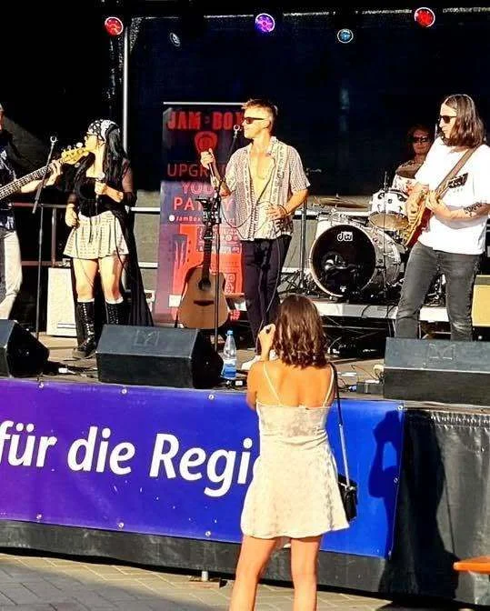 Vor Buehne Jam  (Bild vergr&ouml;&szlig;ern)