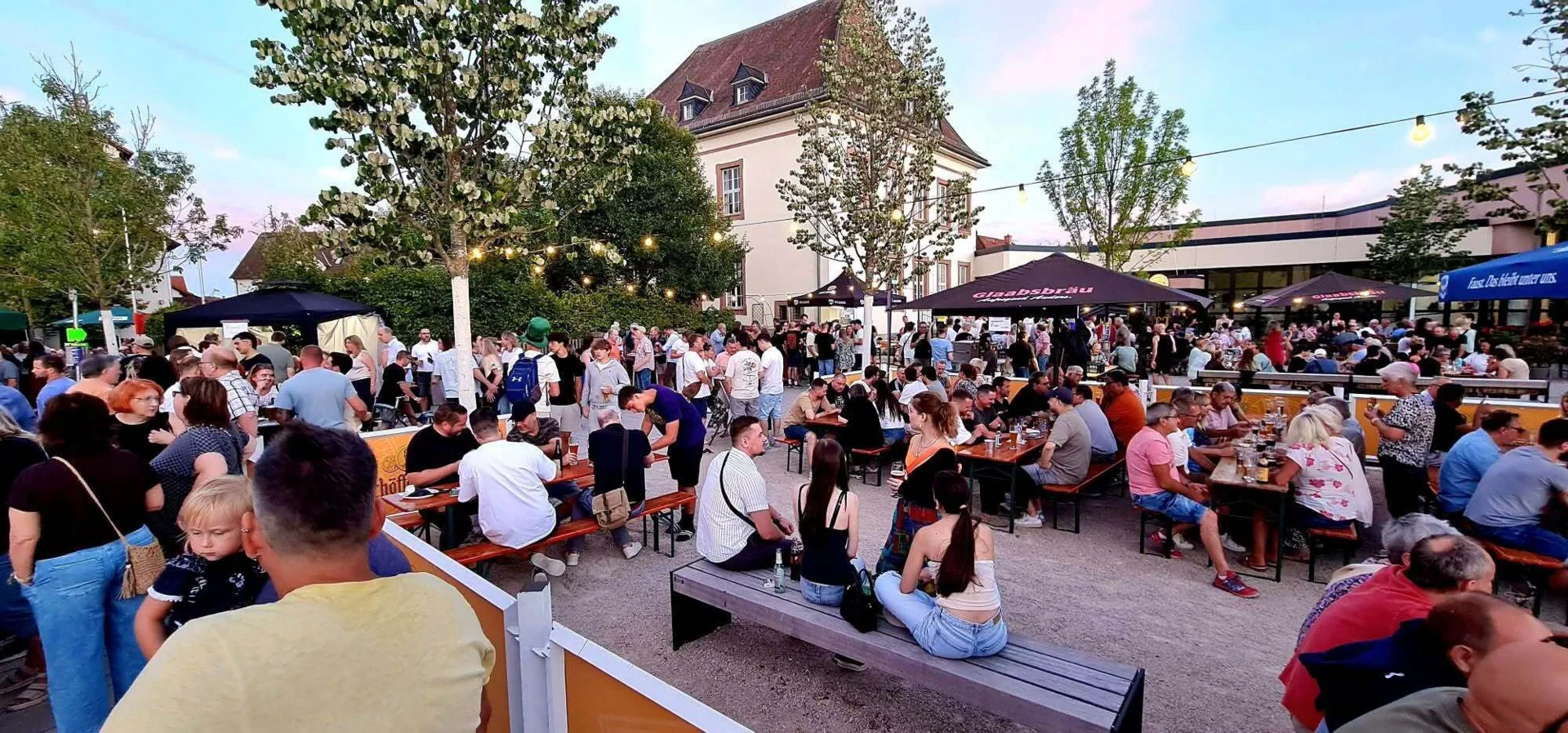 Weissbiergarten1  (Bild vergr&ouml;&szlig;ern)