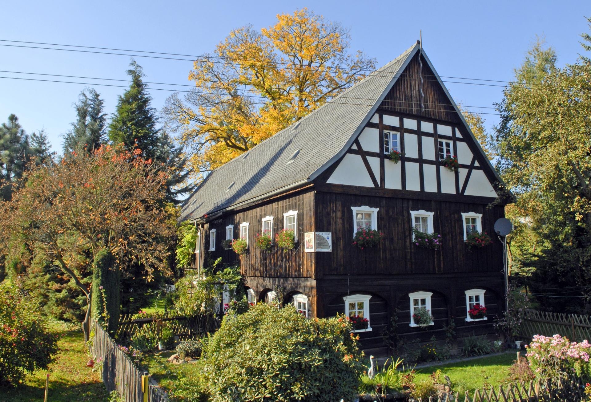 Umgebindehaus mit Sonnenuhr in Taubenheim/Spree Foto:J&uuml;rgen Walter  (Bild vergr&ouml;&szlig;ern)