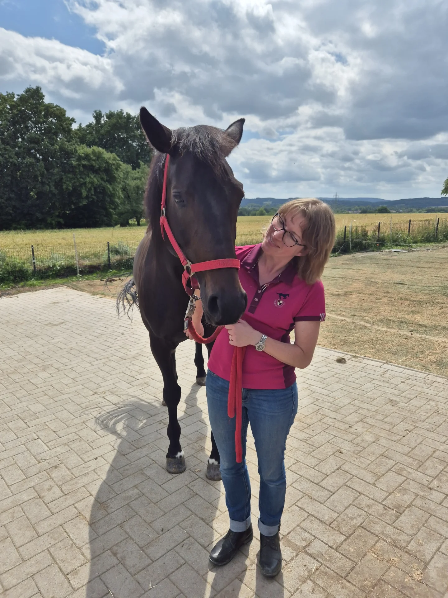 Frau h&auml;lt Pferd  (Bild vergrößern)