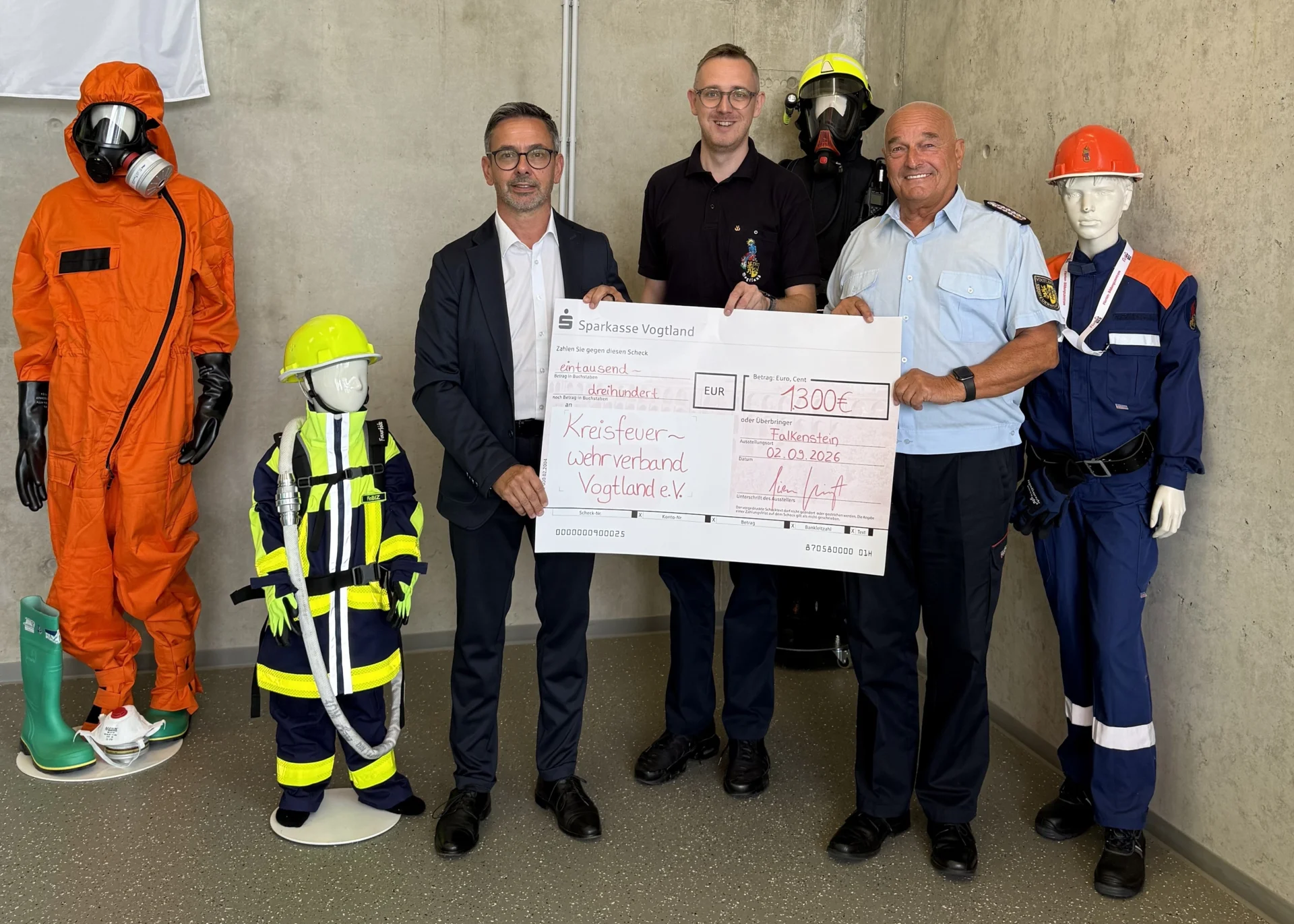 Zur Galerie: Sören Voigt übergibt 1.300 Euro an den Kreisfeuerwehrverband Vogtland e. V.