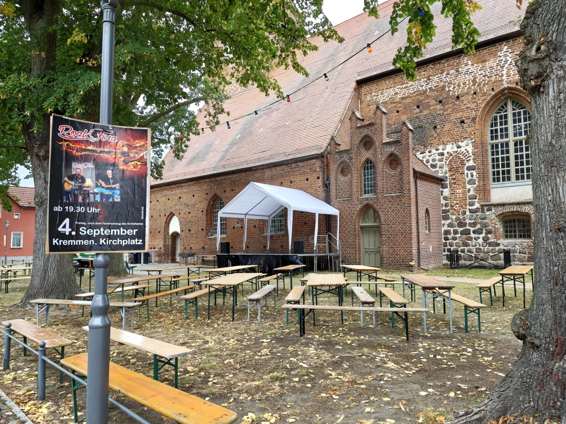 Am Kirchplatz wird aufgebaut.   Foto: M. Dill  (Bild vergr&ouml;&szlig;ern)