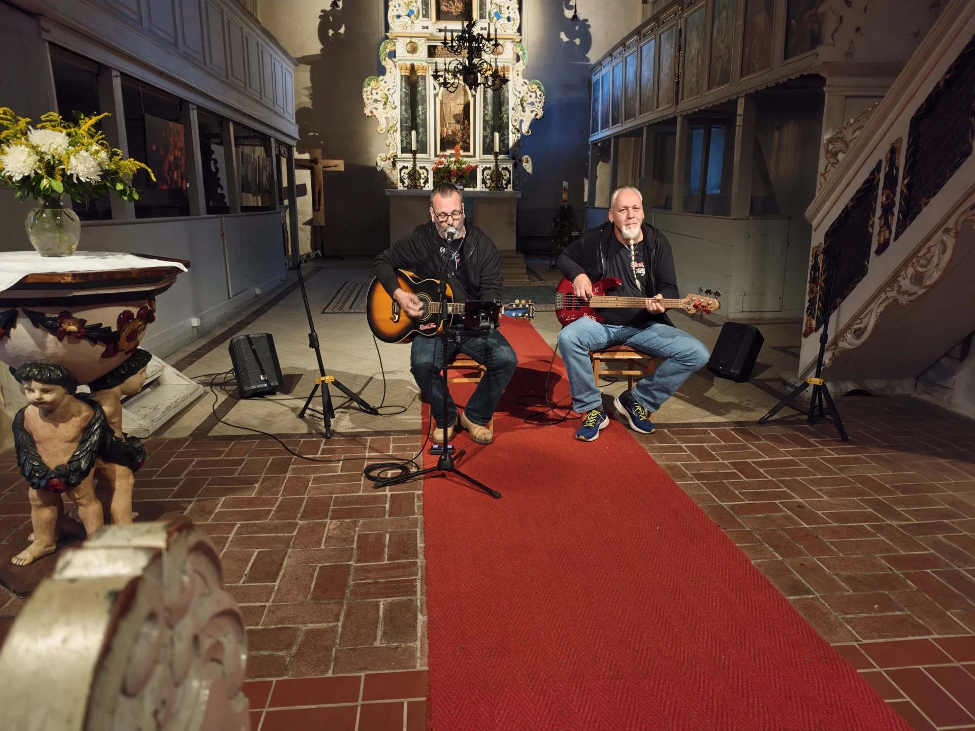 In der Kirche gibt es zur Finissage der Ausstellung des "Kremmener K&uuml;nstlerstammtisches" schon mal einen kleinen Vorgeschmack auf den Abend im Freien.  (Bild vergr&ouml;&szlig;ern)