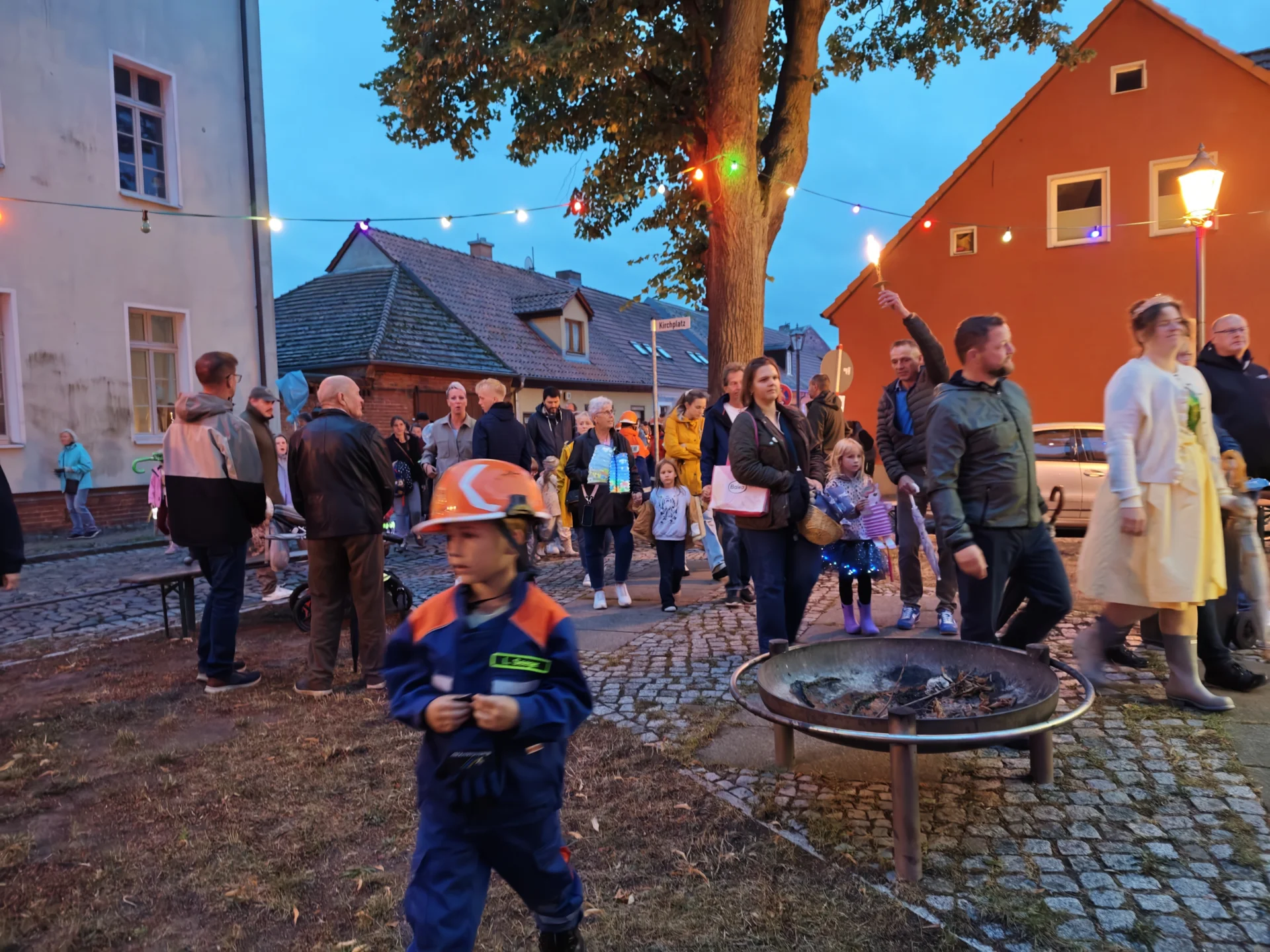 Mit den Fackelzugteilnehmern f&uuml;llt sich der Platz.  (Bild vergr&ouml;&szlig;ern)