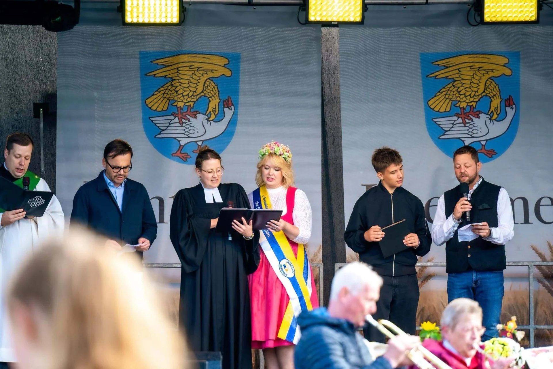 ... fl&uuml;chteten die Akteure auf die &uuml;berdachte B&uuml;hne.          Foto: St. Determann  (Bild vergr&ouml;&szlig;ern)
