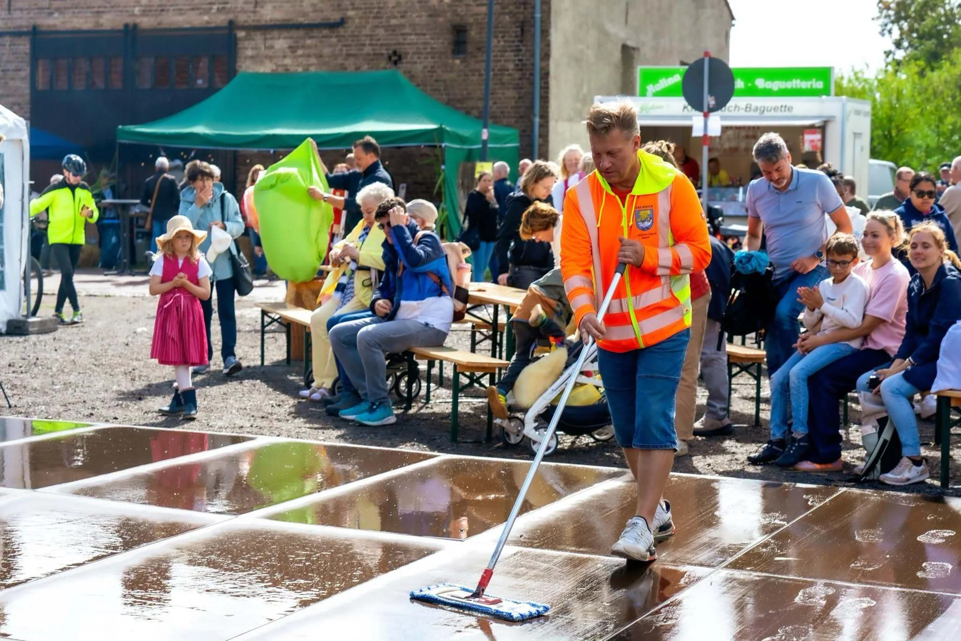 Trockenlegen der Tanzfl&auml;che.      Foto: St. Determann  (Bild vergr&ouml;&szlig;ern)