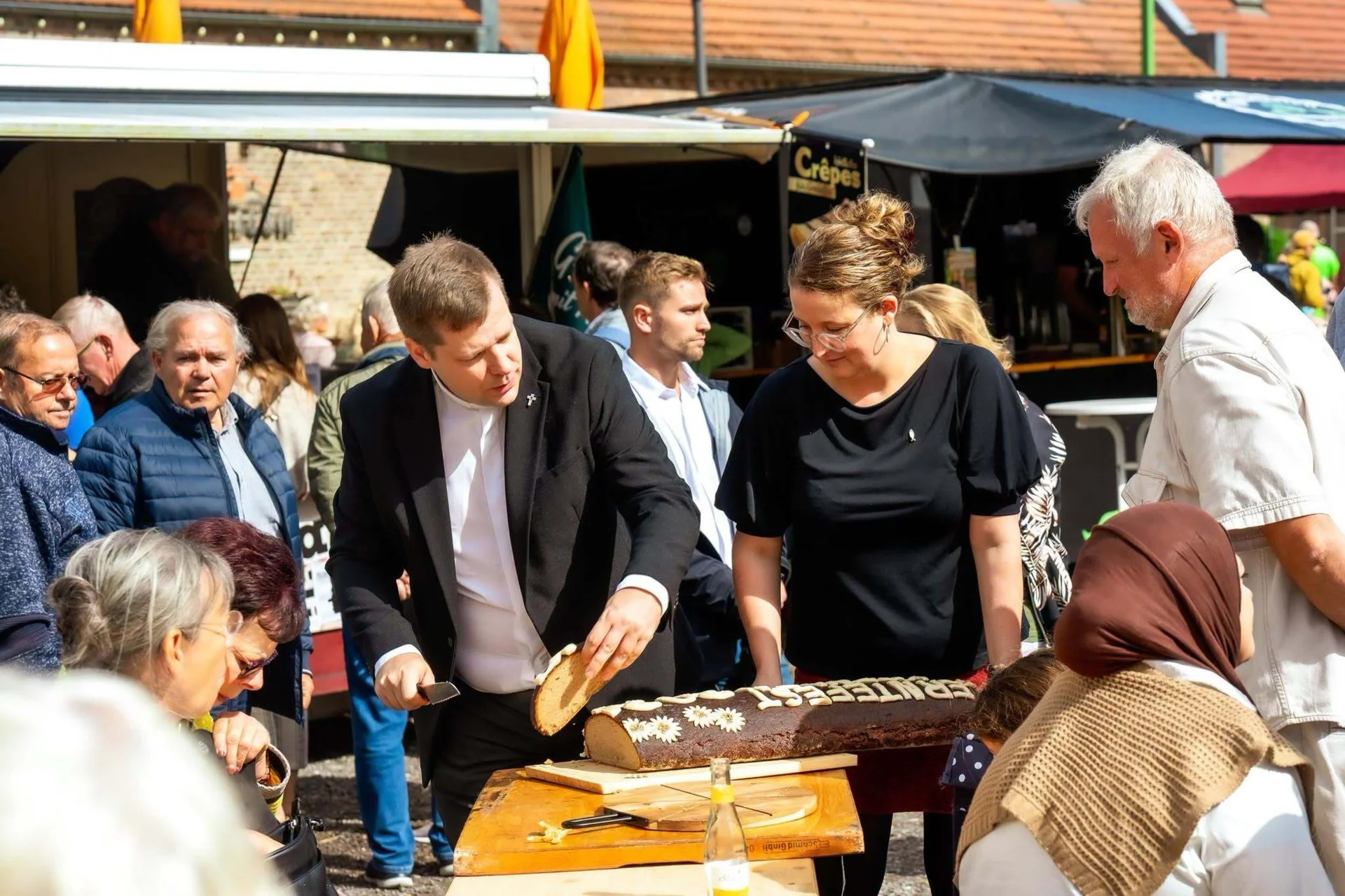 Nach der Andacht wurde das von der B&auml;ckerei Plentz gestiftete Brot verteilt.         Foto: St. Determann  (Bild vergr&ouml;&szlig;ern)