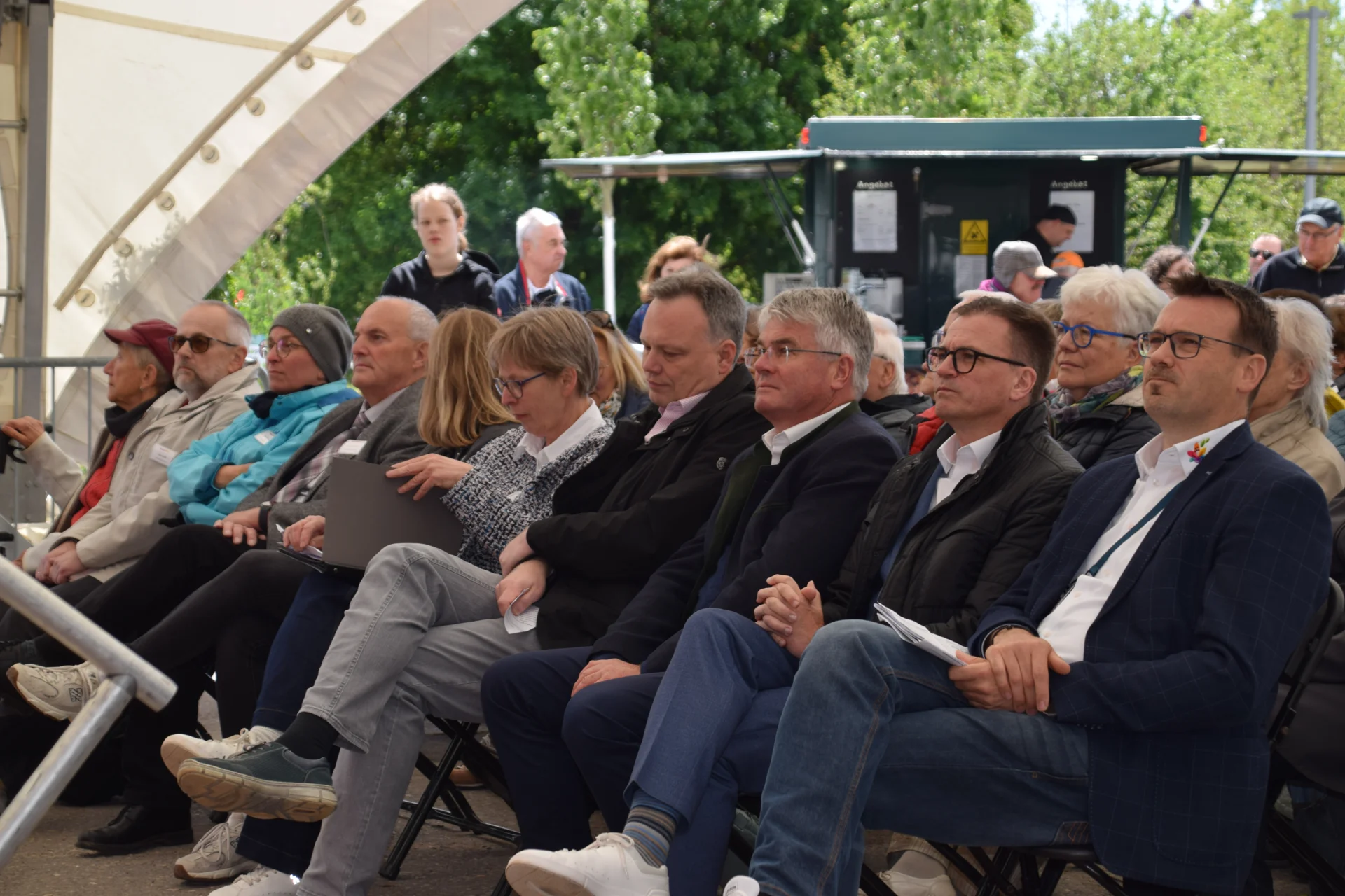 "Ehreng&auml;ste"...  (Bild vergr&ouml;&szlig;ern)