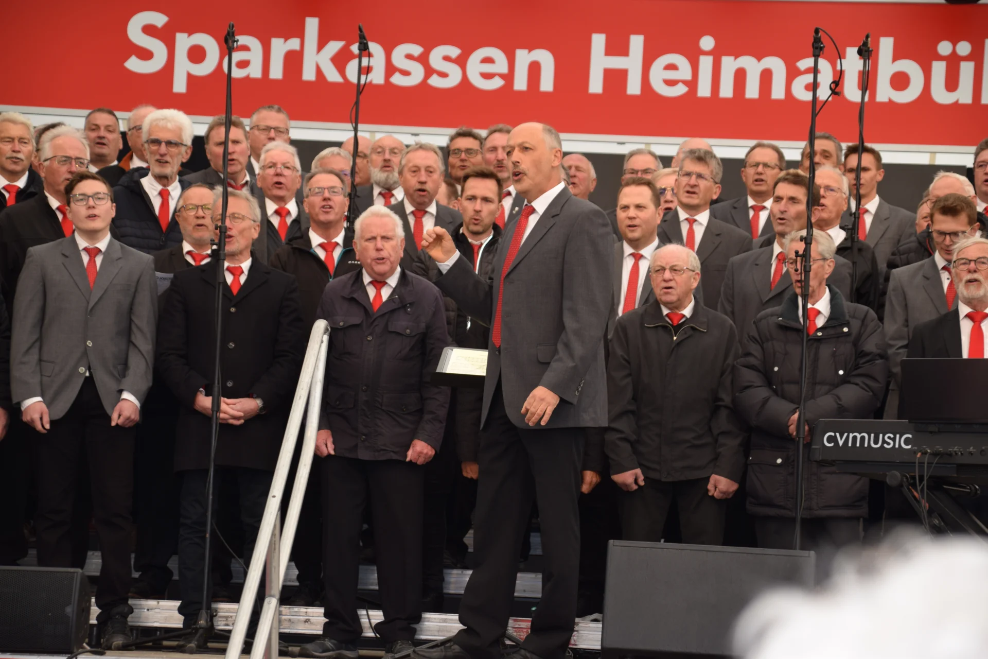 Bild Mitte - Chorleiter Hans Kucher  (Bild vergr&ouml;&szlig;ern)