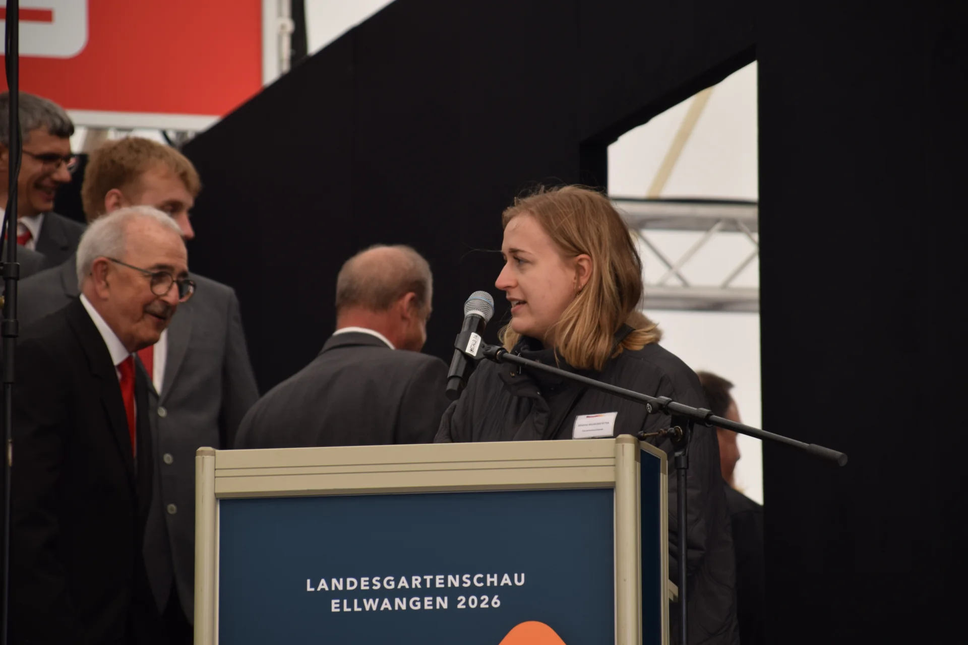 Am Rednerpult - Johanna Wilhelmst&auml;tter  (Bild vergr&ouml;&szlig;ern)