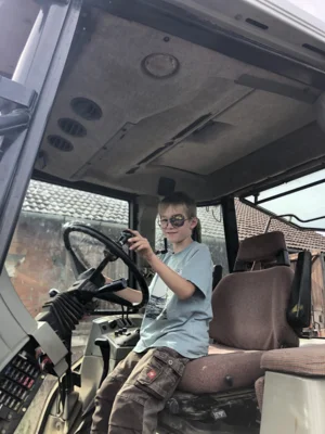 Vorschaubild: Im Traktor :)