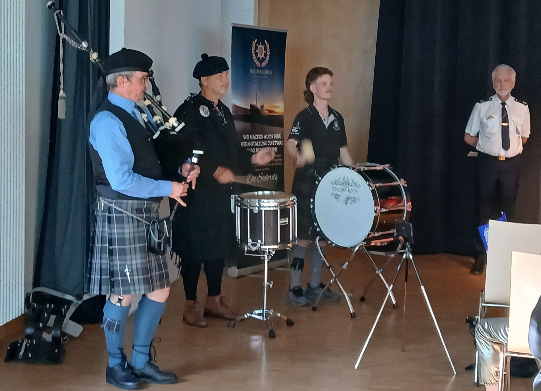 Bild: Zwischen den einzelnen Gruppen zeigte die Allgäuer Dudelsackgruppe „Highlands – Pipe & Drums“ ihr Können!