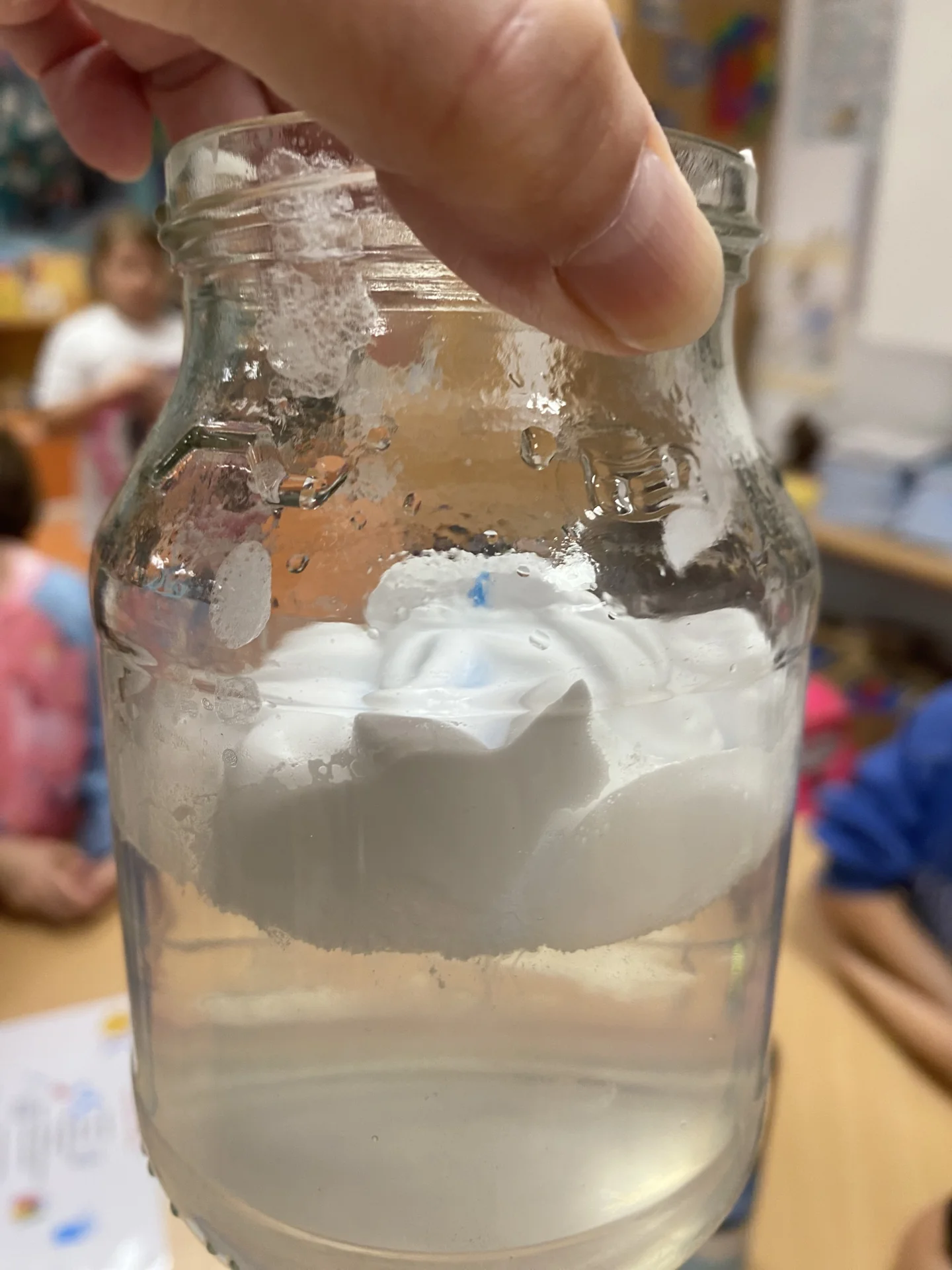 fragen sich, wie man eine Regenwolke ins Glas bekommt,  (Bild vergr&ouml;&szlig;ern)