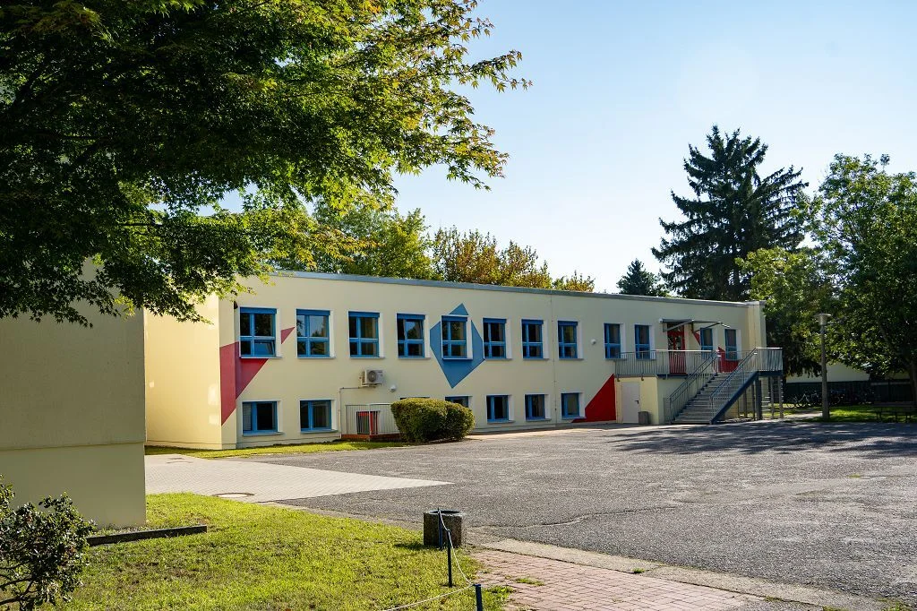 Bild: k-Schulgebäude vom Hof aus (1)