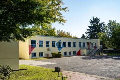 Vorschaubild: k-Schulgebäude vom Hof aus (1)