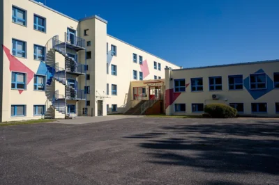 Vorschaubild: k-Schulgebäude vom Hof aus (2)