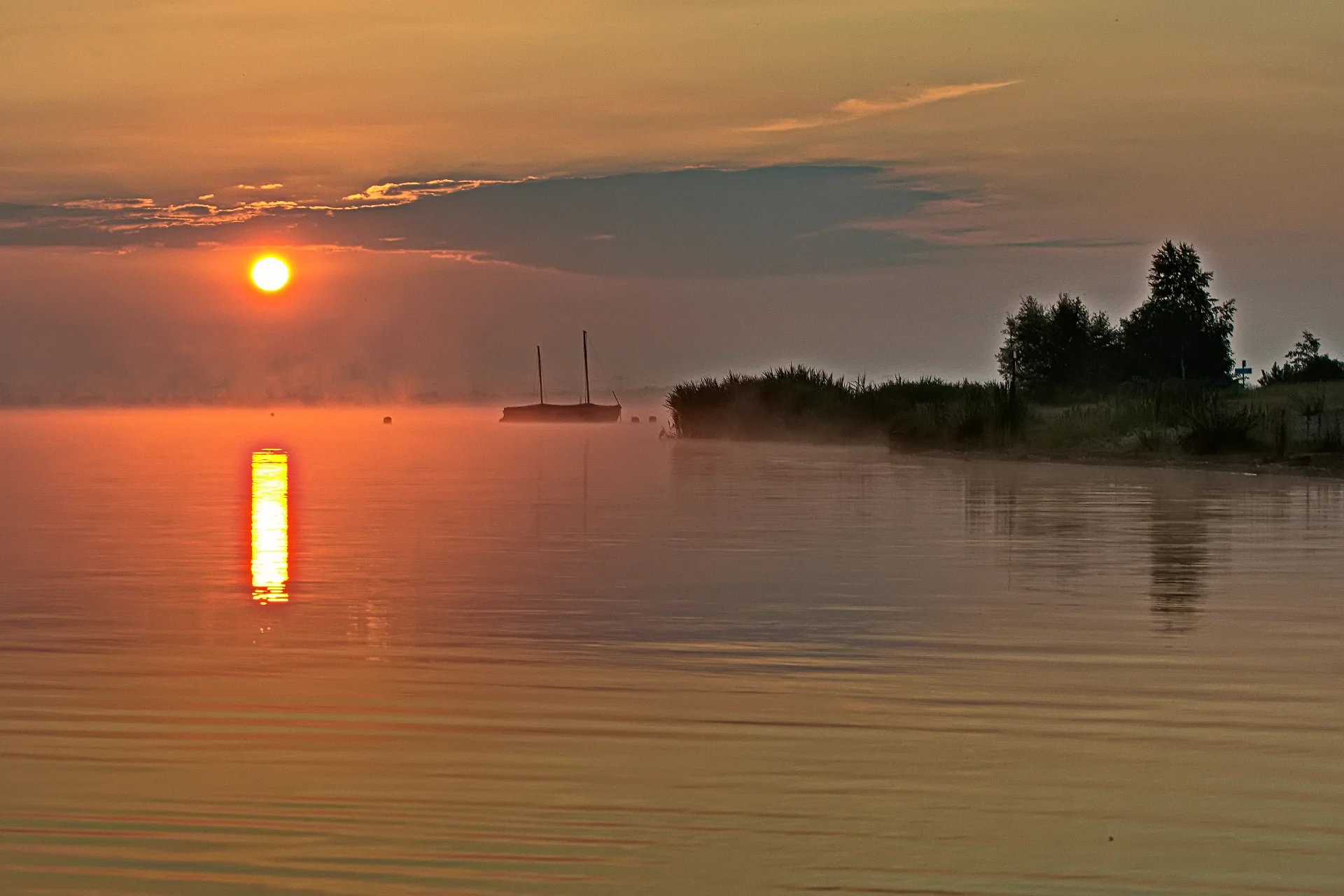 Bild: Sonnenaufgang am See von Helmar Schulze
