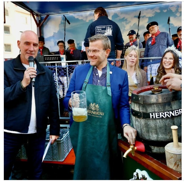 Bild: Bild M. Cernan: Unser Oberbürgermeister durchaus geübt im Anzapfen!