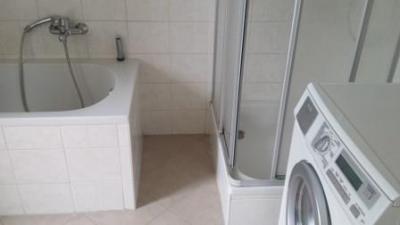 Bad mit Wanne und Dusche